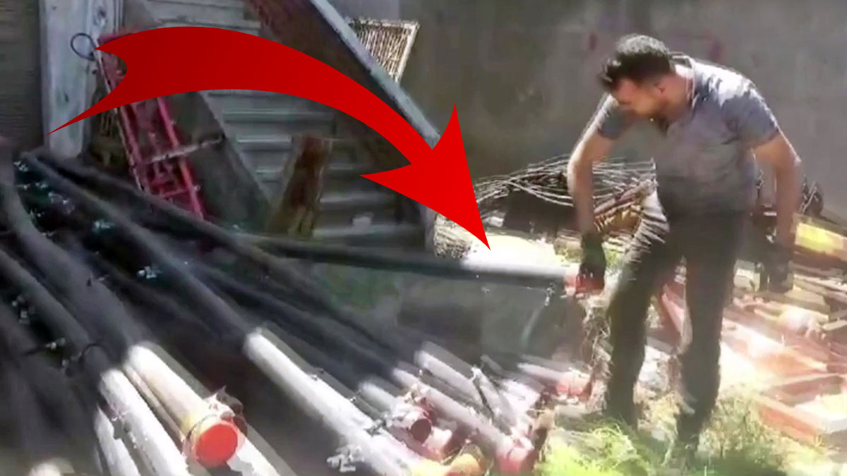 Nakliyesini yaptıkları su borusunun içinden çıkanı görünce küçük dilini yuttu! O anları panik içerisinde kaydetti