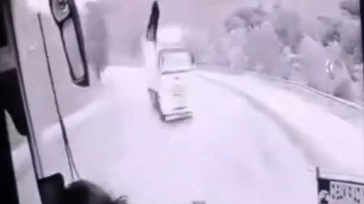 Van-Bitlis yolundaki feci kazanın görüntüleri ortaya çıktı: TIR virajı alamadı, otobüs şoförü uçtu