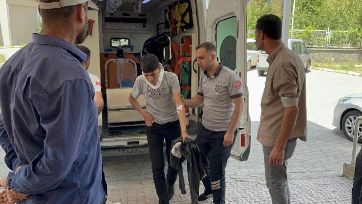 Bitlis'te tarım aracı devrildi: Çok sayıda çocuk işçi yaralandı