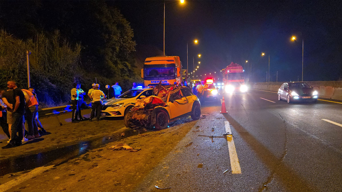O anlar saniye saniye kaydedildi: TEM'de kamyon Mini Cooper'ı yuttu genç kadın hayatını kaybetti