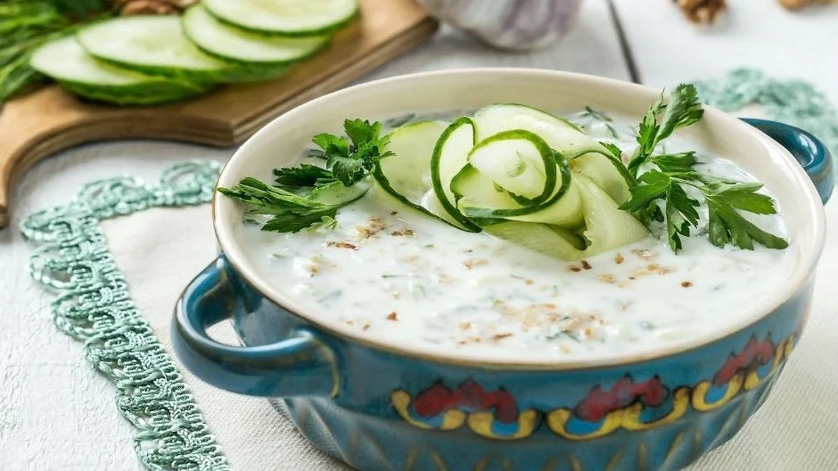 Bayramların baş tacı soğuk ayran aşı çorbası! Yapıp dolaba atın, soğuk soğuk iç ferahlatıyor