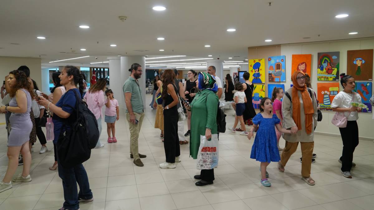 ‘Renklerin İçinde’ sergisi Kartal Belediyesi Fuaye Alanı’nda sanatseverlerle buluştu