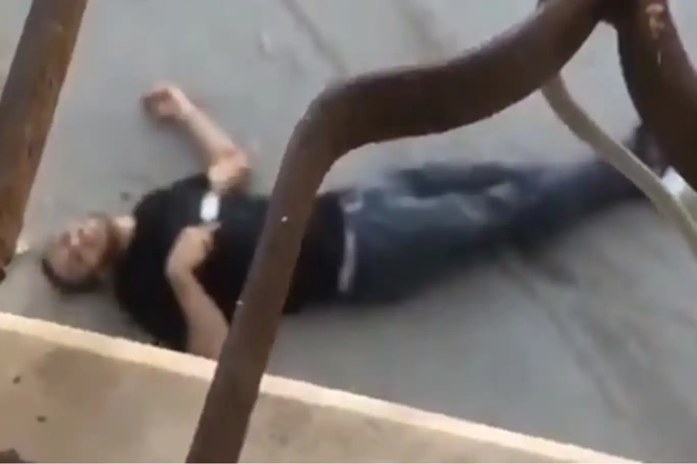 İsrail askerleri, yardım isteyen yaralı Filistinliyi infaz etti!