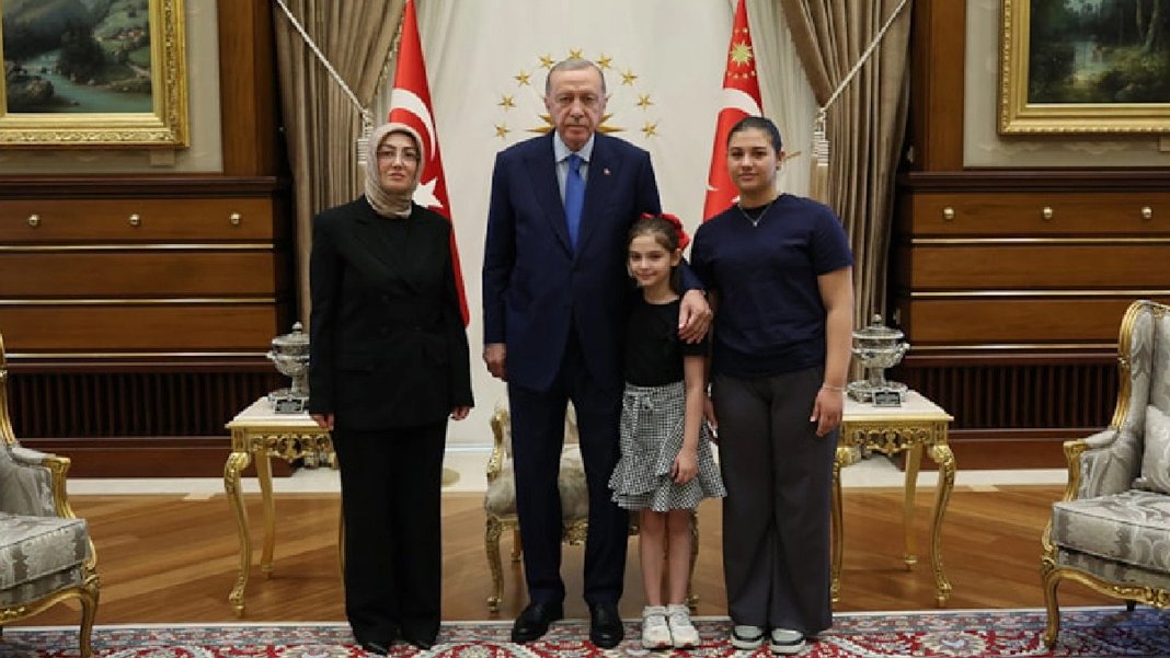 Ayşe Ateş, Erdoğan'la görüşmesinin ayrıntılarını anlattı: Küçük kızım uzun süre sonra korkmadan odasında uyuyabildi