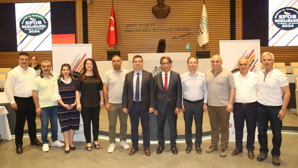 Spor Şenlikleri’nde görev alanlara teşekkür plaketi