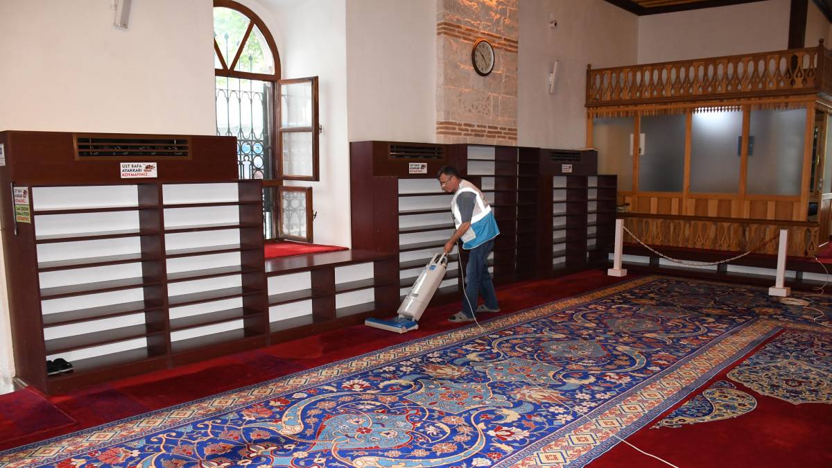 Büyükşehir, Kurban Bayramı öncesinde ibadethaneleri temizliyor