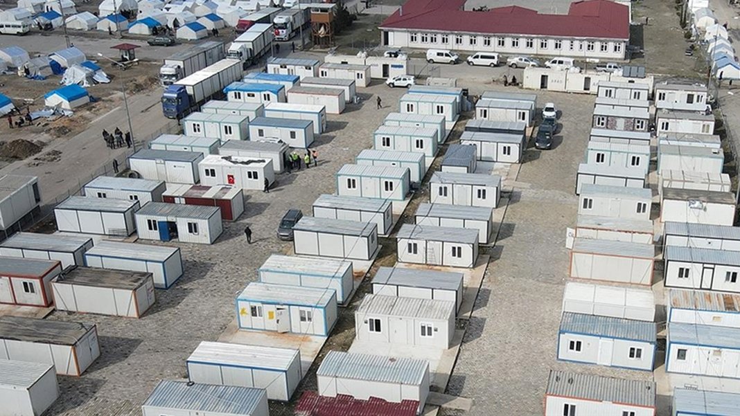 Deprem bölgesinde öğretmenlere 'Dört gün içinde terk edin' bildirisi: Tatile çıkana konteyner yok!