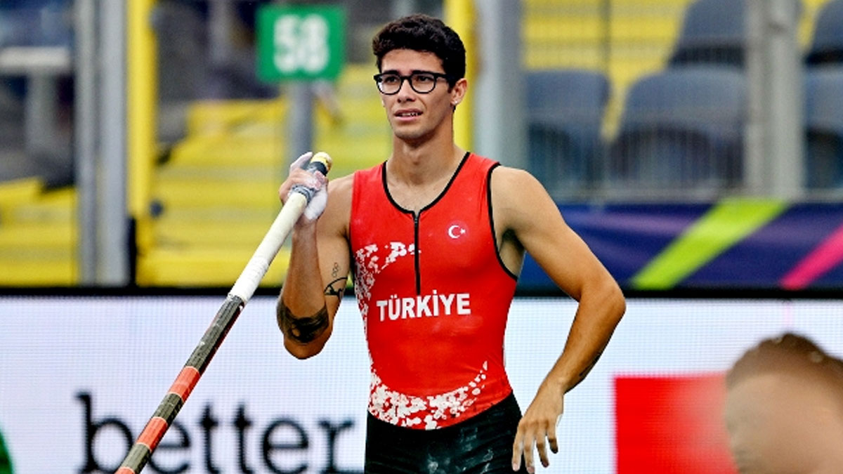 Ersu Şaşma sırıkla atlamada madalya kazanan ilk Türk sporcu oldu