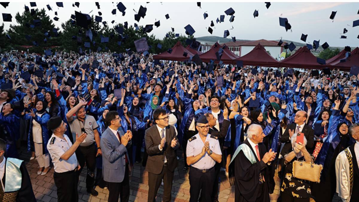 Dumlupınar Üniversitesi’nde mezuniyet sevinci