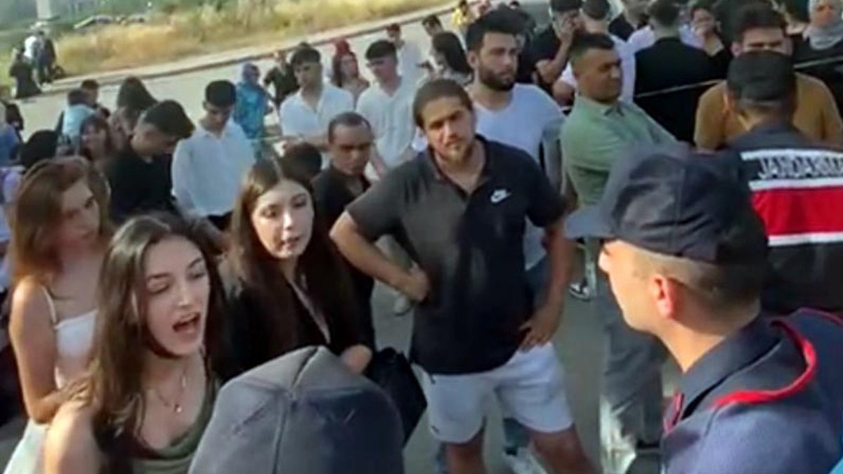 Gebze'de lisede skandal: Kız öğrenciler kıyafetleri nedeniyle mezuniyete alınmadı