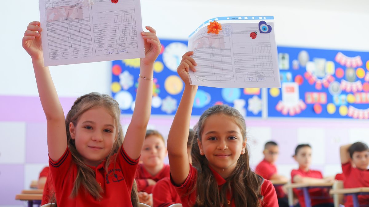 Yarın 20 milyon öğrenci için karne günü: Okullarda son ders zili yarın çalacak