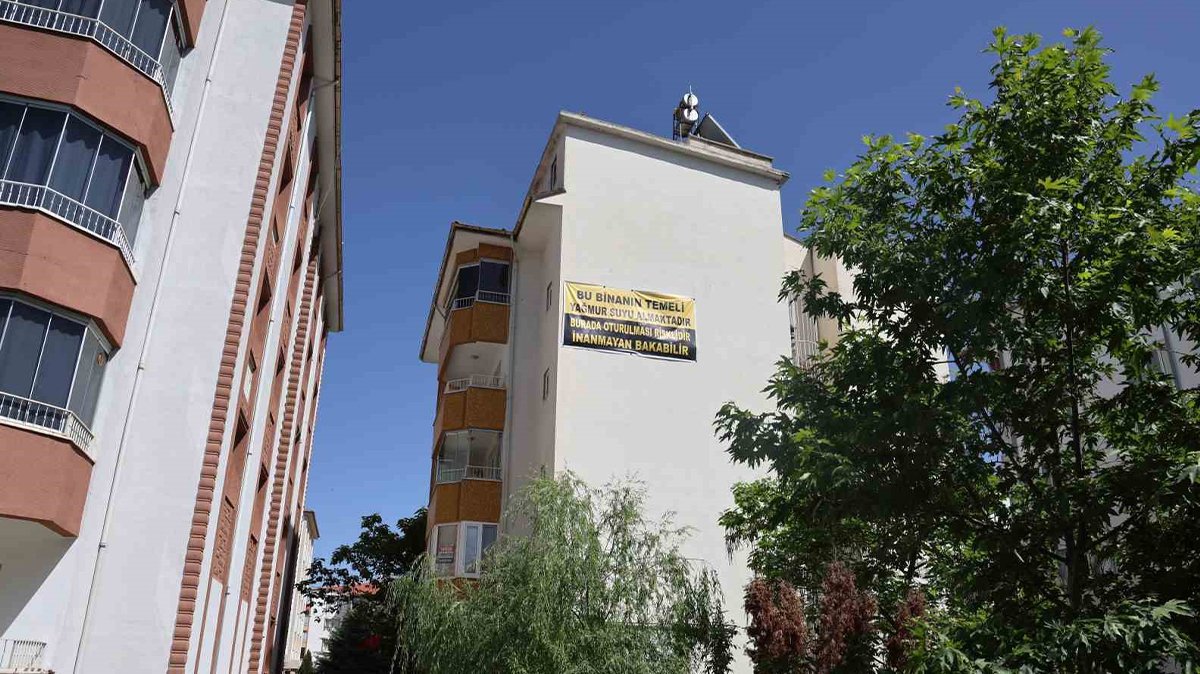 Ev sahibine isyan edip binaya pankart astı: Bu binanın temeli...