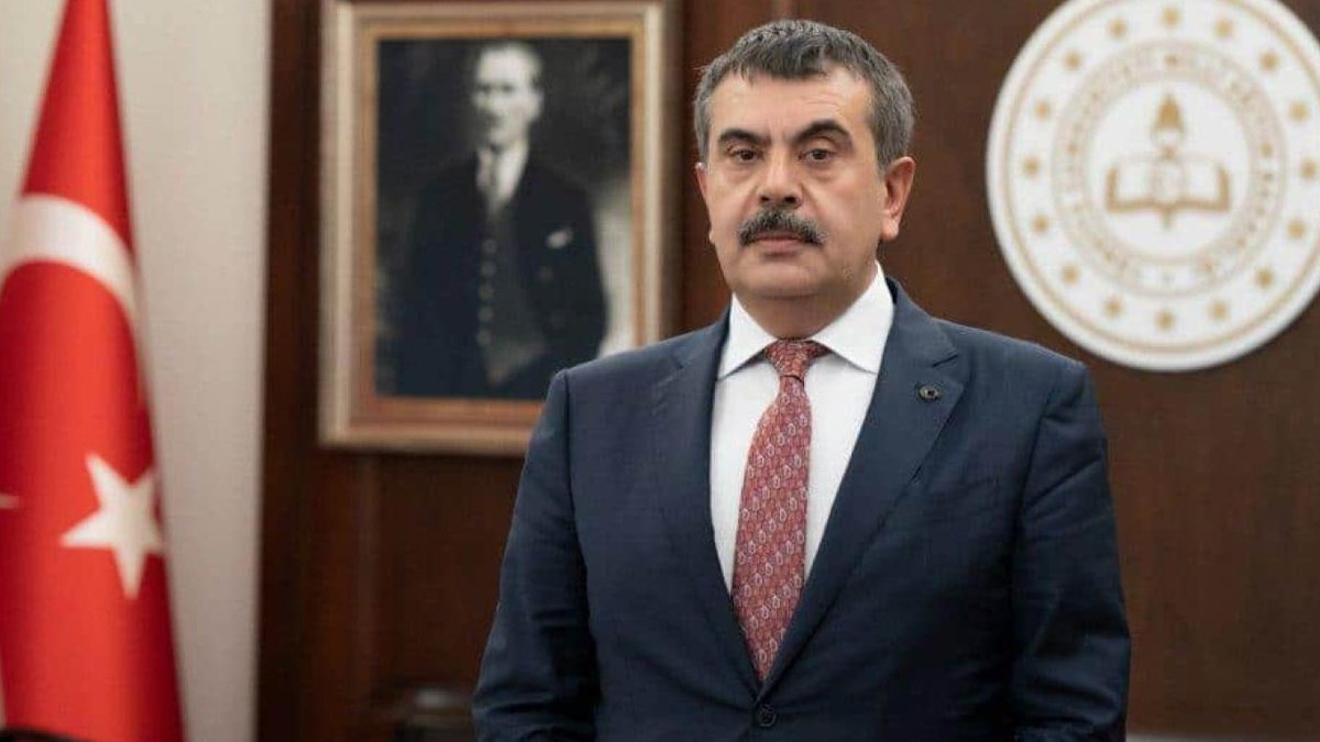 Bakan Tekin'den eğitim-öğretim yılı sonu mesajı: Çocuğunuzun getirdiği karne dört kişinin karnesidir