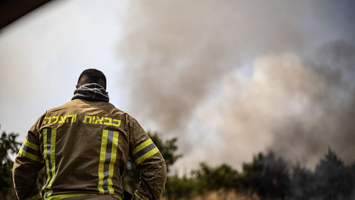 Lübnan'dan atılan füzeler nedeniyle İsrail'in kuzeyinde 15 noktada yangın çıktı