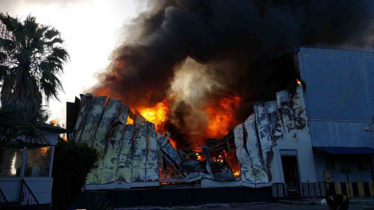 Samsun'da elyaf fabrikası alev alev! Ekiplerin müdahalesi sürüyor