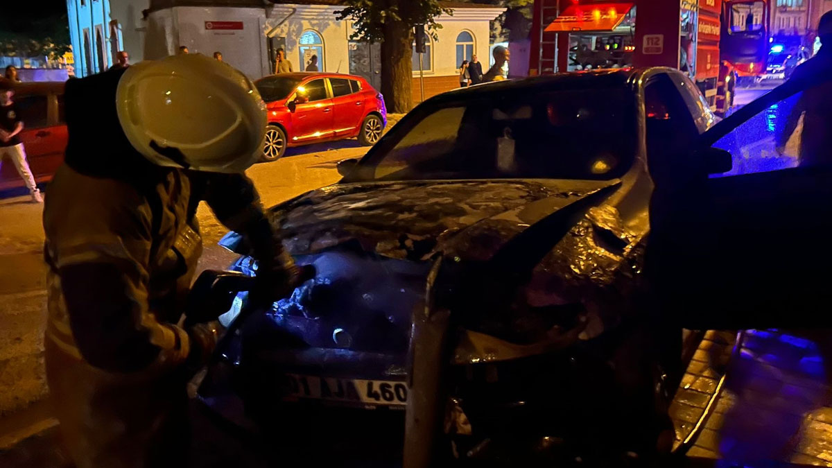 Bursa'da kaza: Otomobil kendi kendine çalışıp demir dubaya çarptı