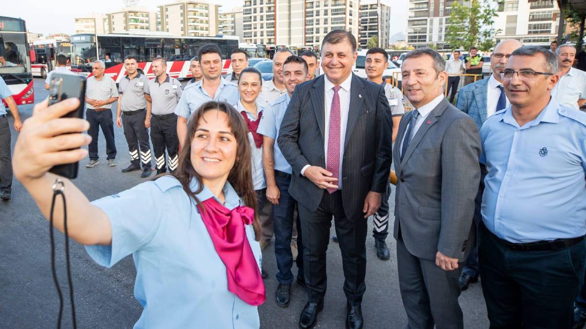 Başkan Tugay 05.30’da ESHOT personeliyle bayramlaştı