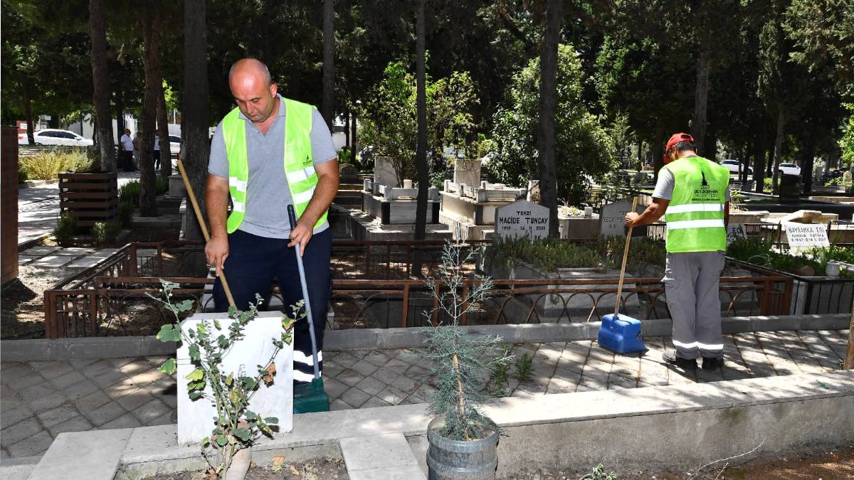 İzmir’de bayram öncesi mezarlıklar için özel bakım