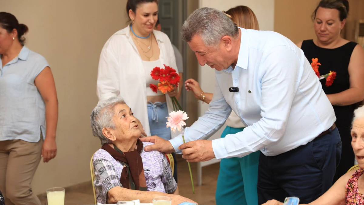 Güzelbahçe’de yaşlılarla çifte kutlama