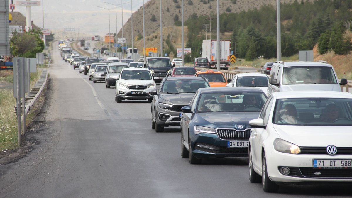 43 ilin geçiş güzergahında trafik kilit: Bayram göçü başladı