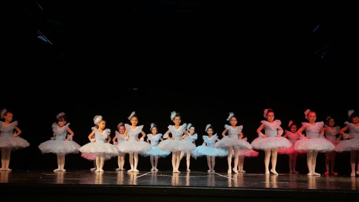 Nilüfer'in küçük dansçıları bale resitalinde parladı