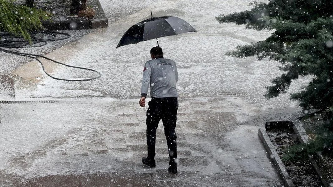 Ankara'yı dolu vurdu: Başkent haziranda beyaza büründü