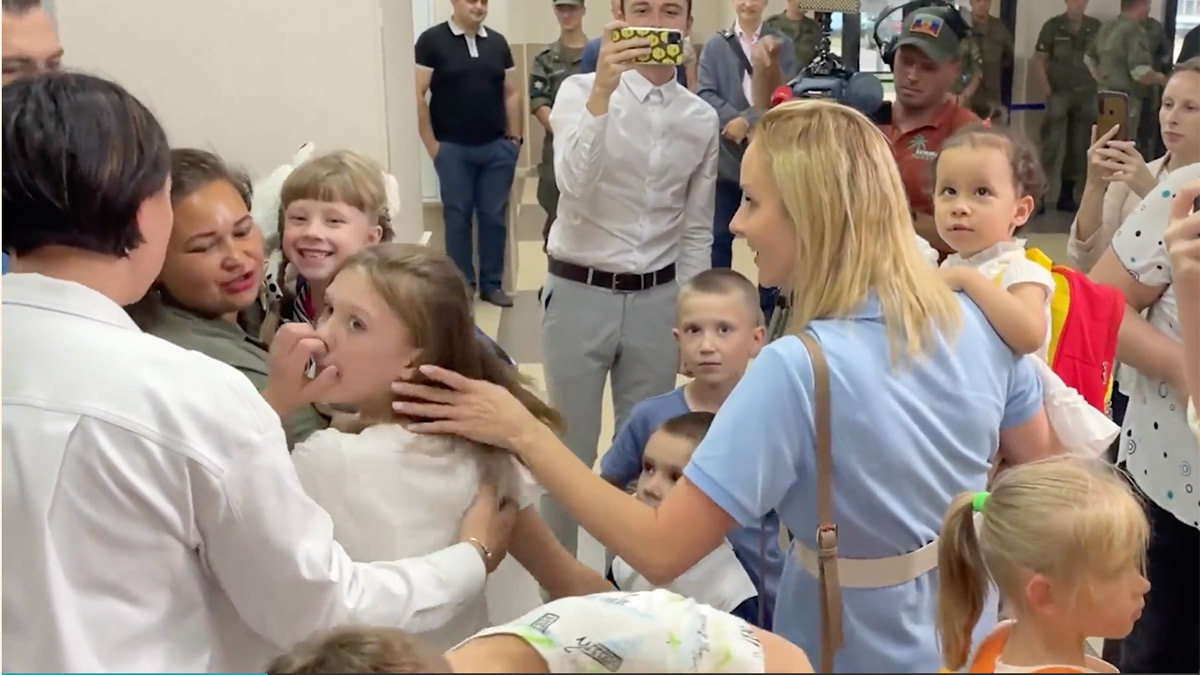 Sahte kimlikler, gerçek gözyaşları: Putin'in çocuk hırsızlığı belgelendi