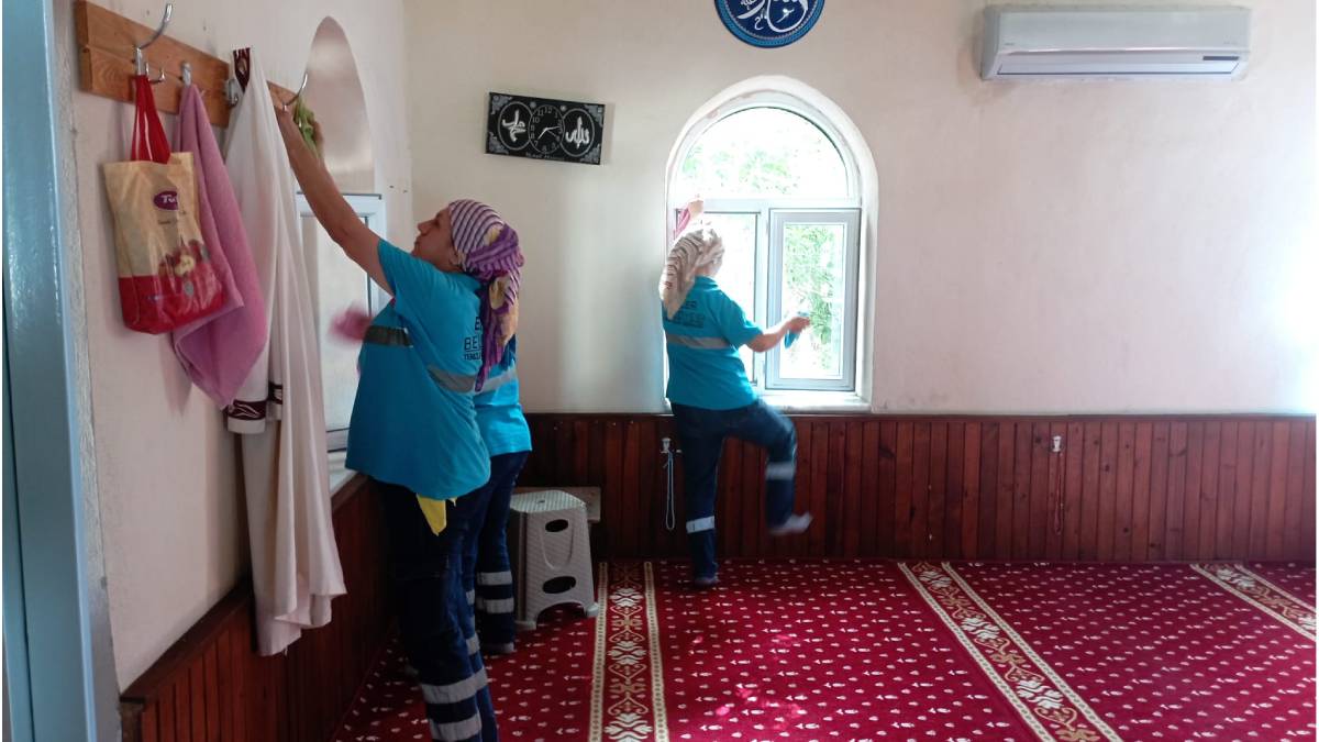 Bayram öncesi Efeler’den camilerde temizlik çalışması