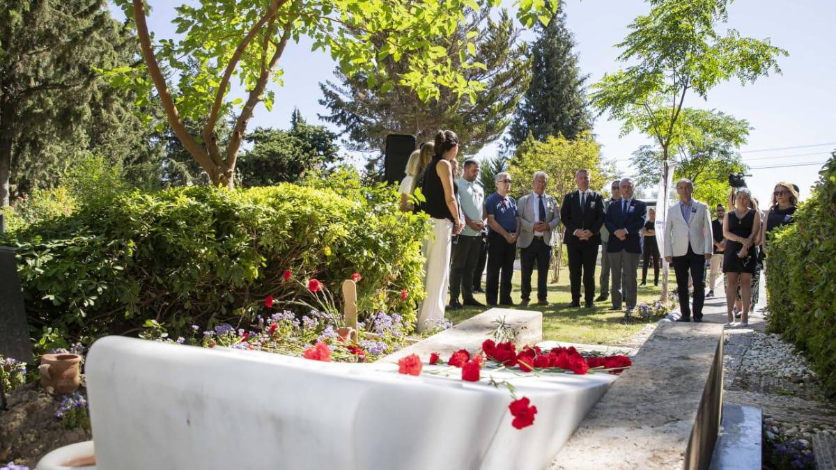 Ahmet Piriştina ölümünün 20'nci yılında kabri başında anıldı