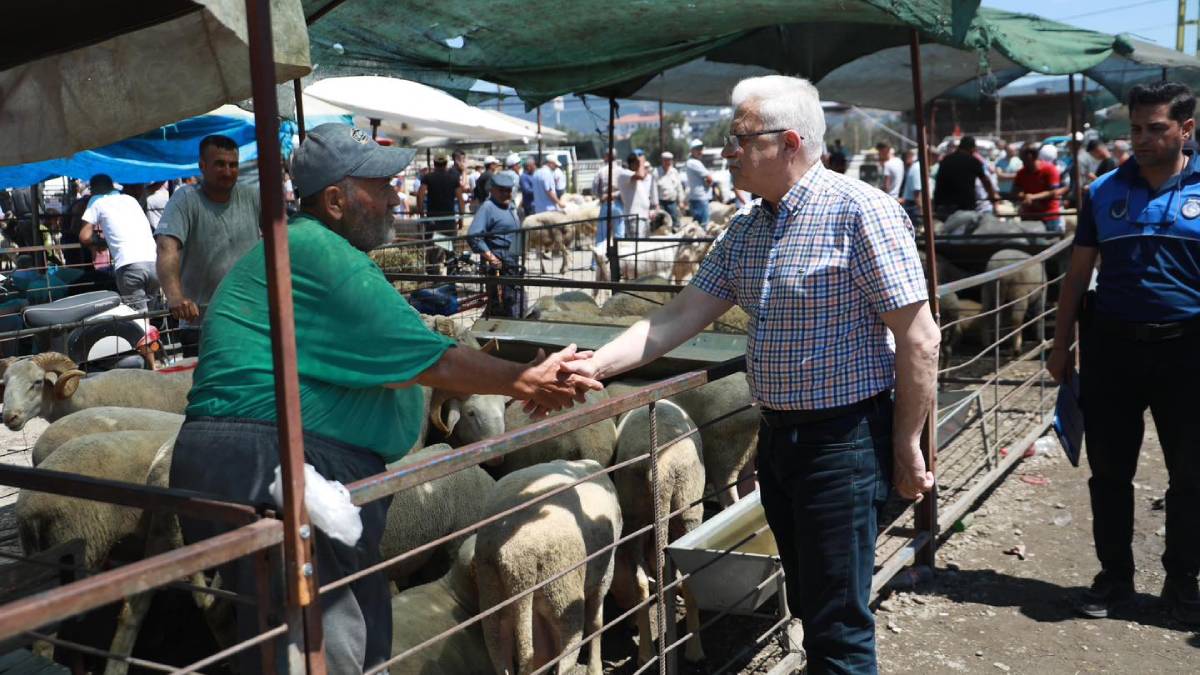 Başkan Deveciler Kurban Pazarını ziyaret etti