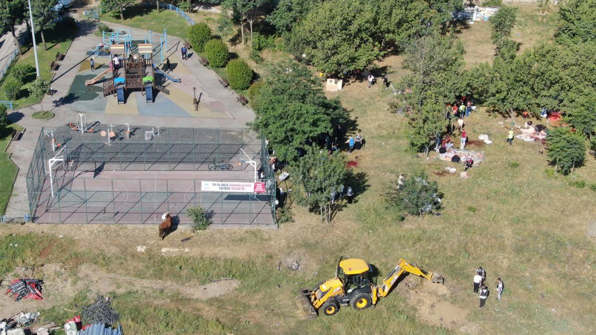 'Yasak' pankartının altında kurban kestiler