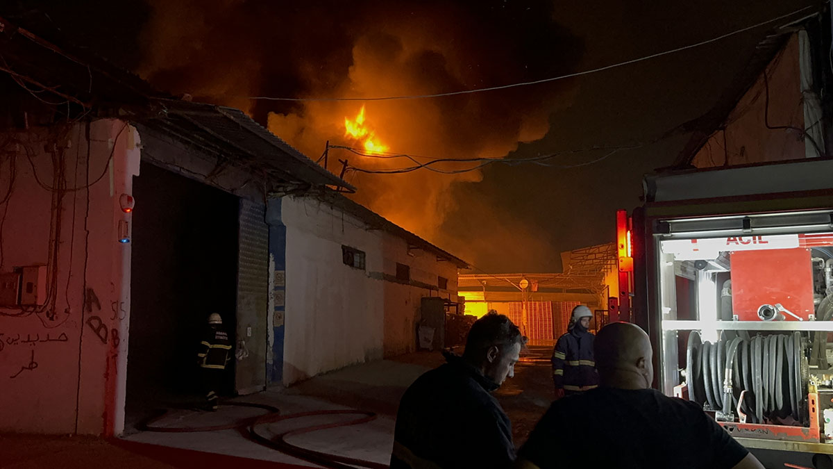 Adana'da ahşap imalathanesinde yangın