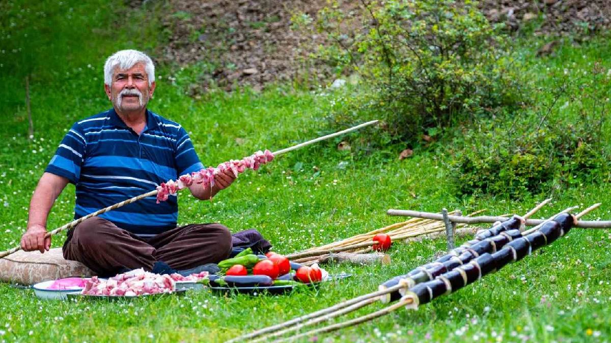 Bu kebap demir şişle değil ağaç dallarıyla pişiriliyor! Ülkenin dört bir yanından yemeye gidiyorlar…