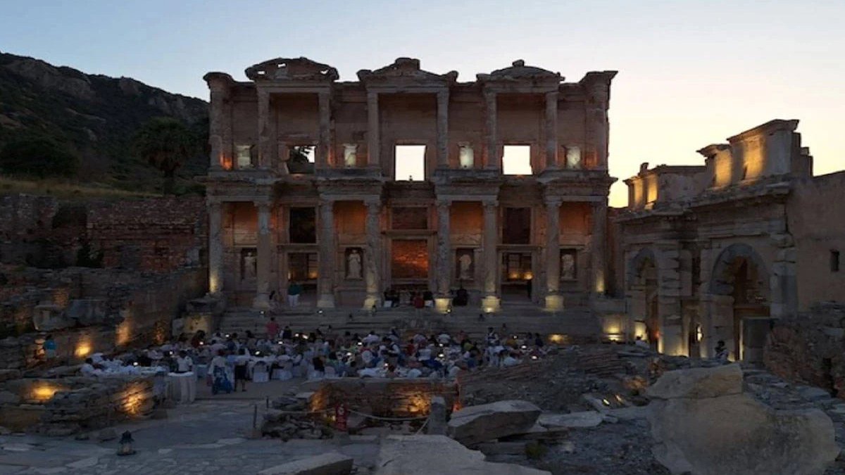 Özel etkinlik için kapatılan Efes Antik Kenti'nde protesto