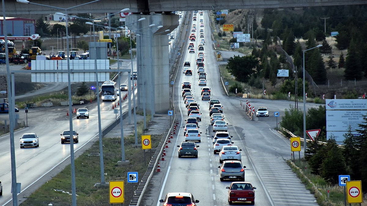 Tatilciler dönüş yolunda: 43 ilin geçiş güzergahında trafik kilit