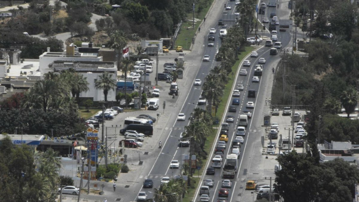Tatilciler dönüşe geçti: Bodrum’dan 12 saatte 20 bin araç çıkış yaptı