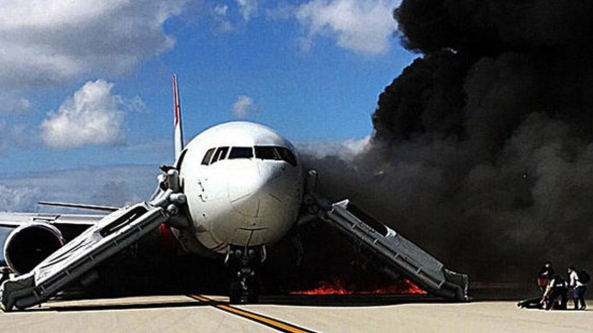 Motoru alev alan yolcu uçağı acil iniş yaptı! Yolcular arasında büyük bir panik yaşandı