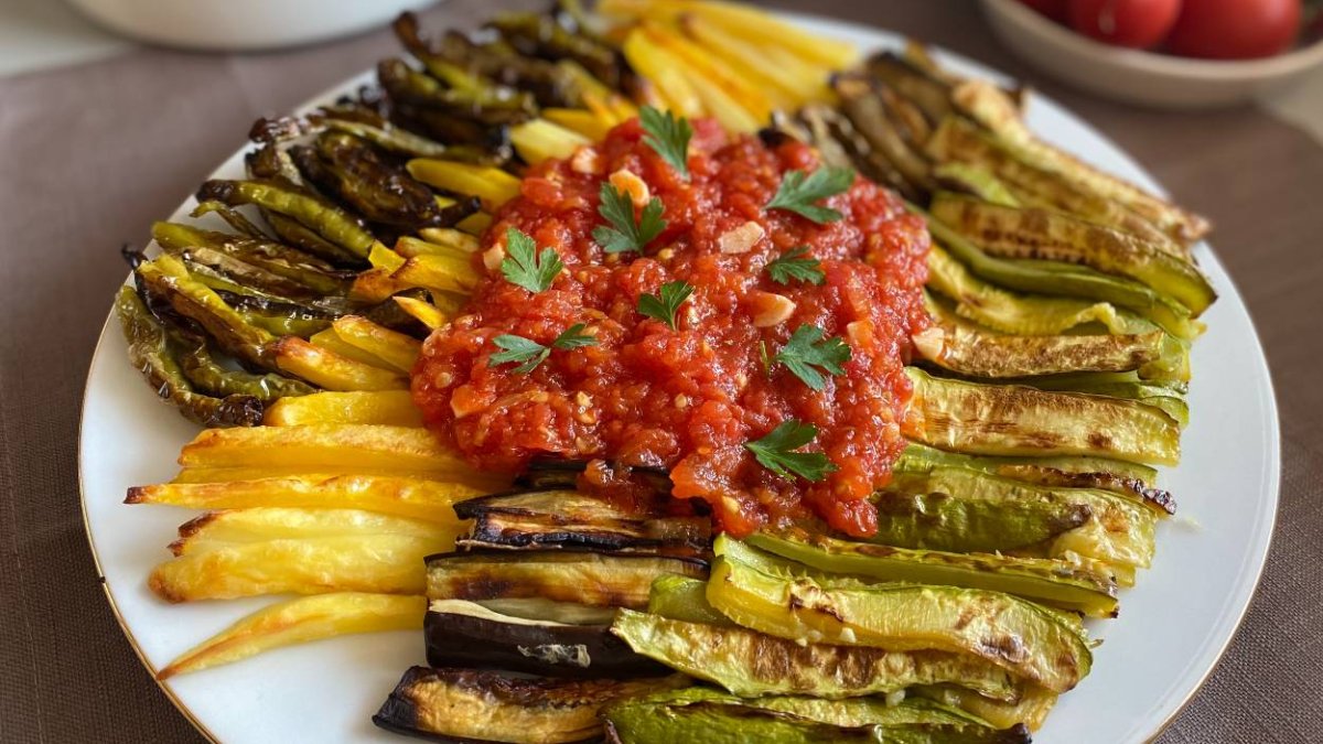 Yazın vazgeçilmezinin en pratik tarifi! Hem daha zahmetsiz hem daha fit: Fırında kızartma tarifi