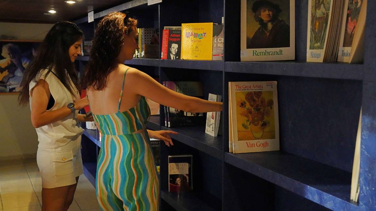 Müzik Kütüphanesi’nde notalar kitaplardan taşıyor