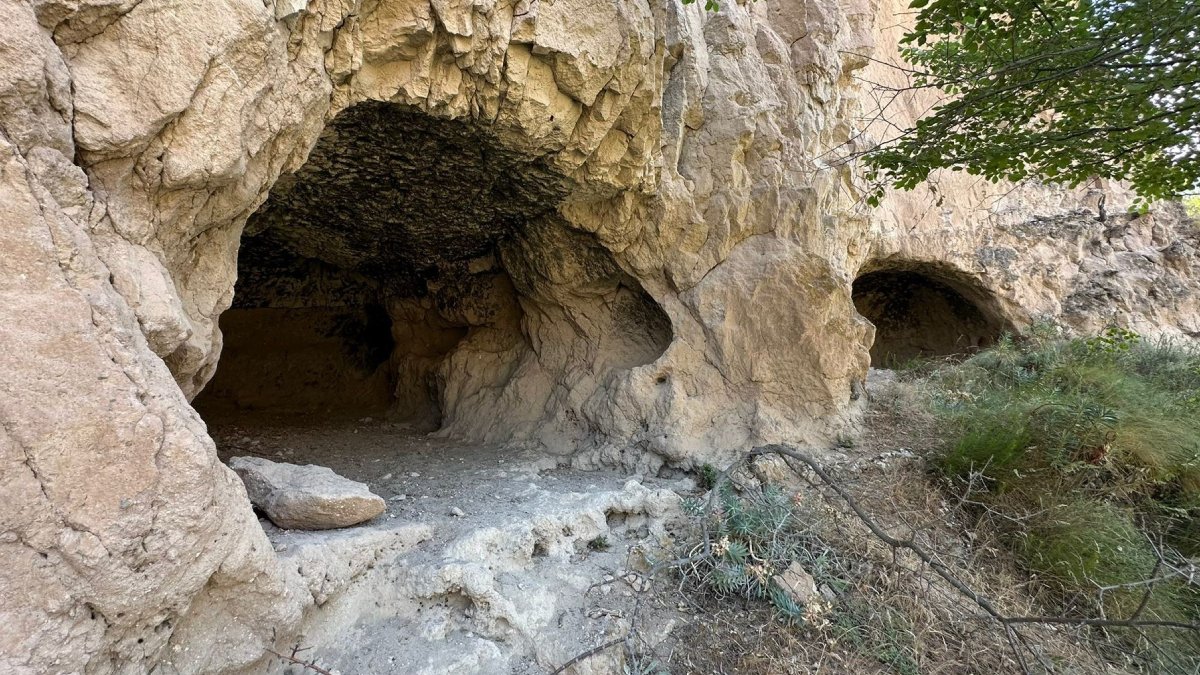 Kültür değerleri delik deşik! Roma Dönemi'ne ait mezarlıklara defineciler saldırdı