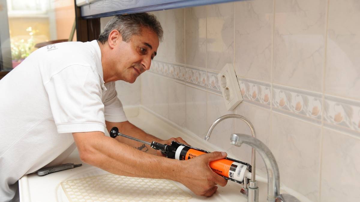 Karşıyaka Belediyesi’nin ücretsiz tamir hizmetine yoğun ilgi