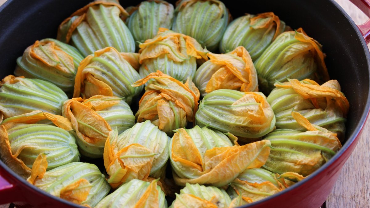 Görüntüsüyle kalpleri, tadıyla damakları eritecek! İşte pratik ve lezzetli kabak çiçeği dolması