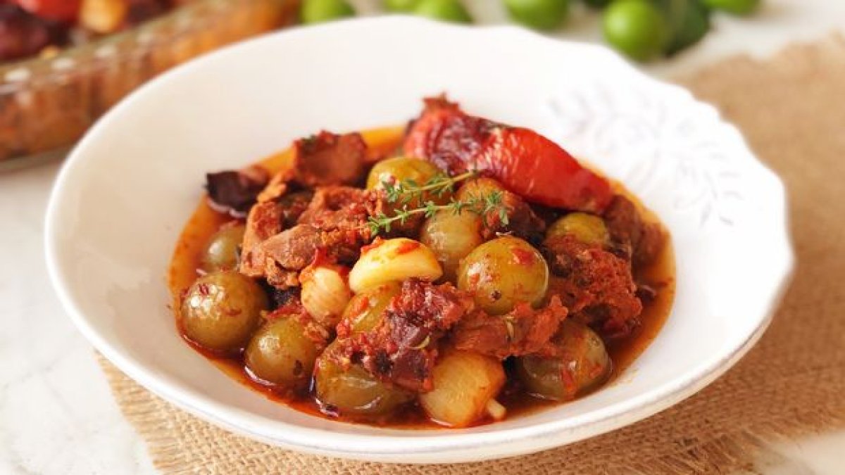 Bu lezzet herkesi şaşkına çevirecek! Tadını alan tarif için yakanıza yapışacak: Kütür kütür erikler yemek tabağında