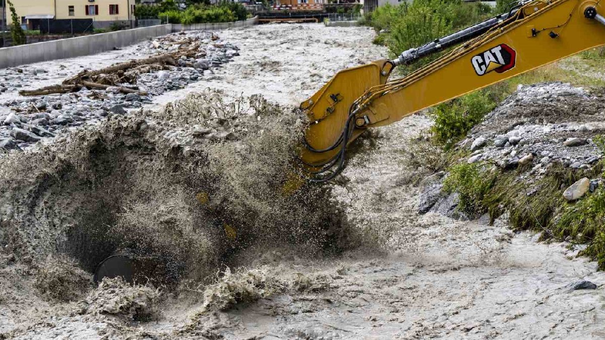 İsviçre’de sel ve heyelan: Turizm merkezine ulaşılamıyor