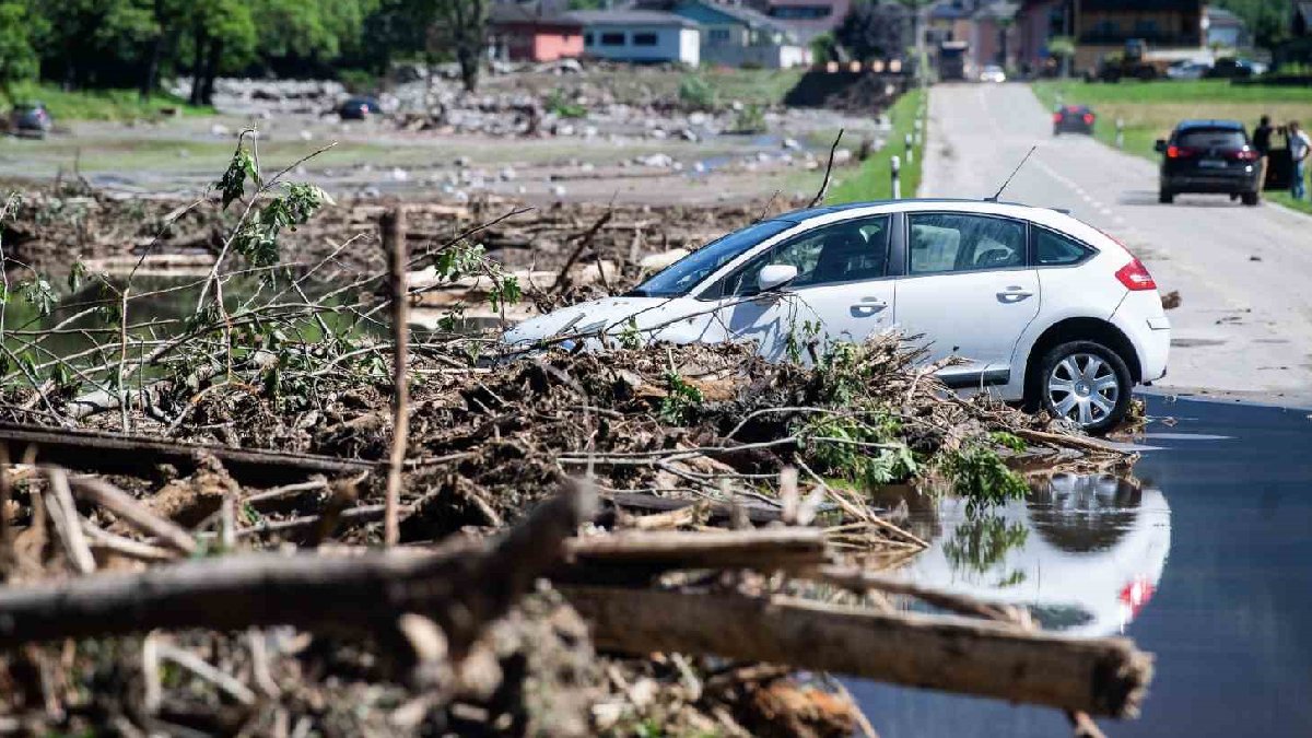 İsviçre’deki heyelanda ekipler kayıp üç kişiyi arıyor