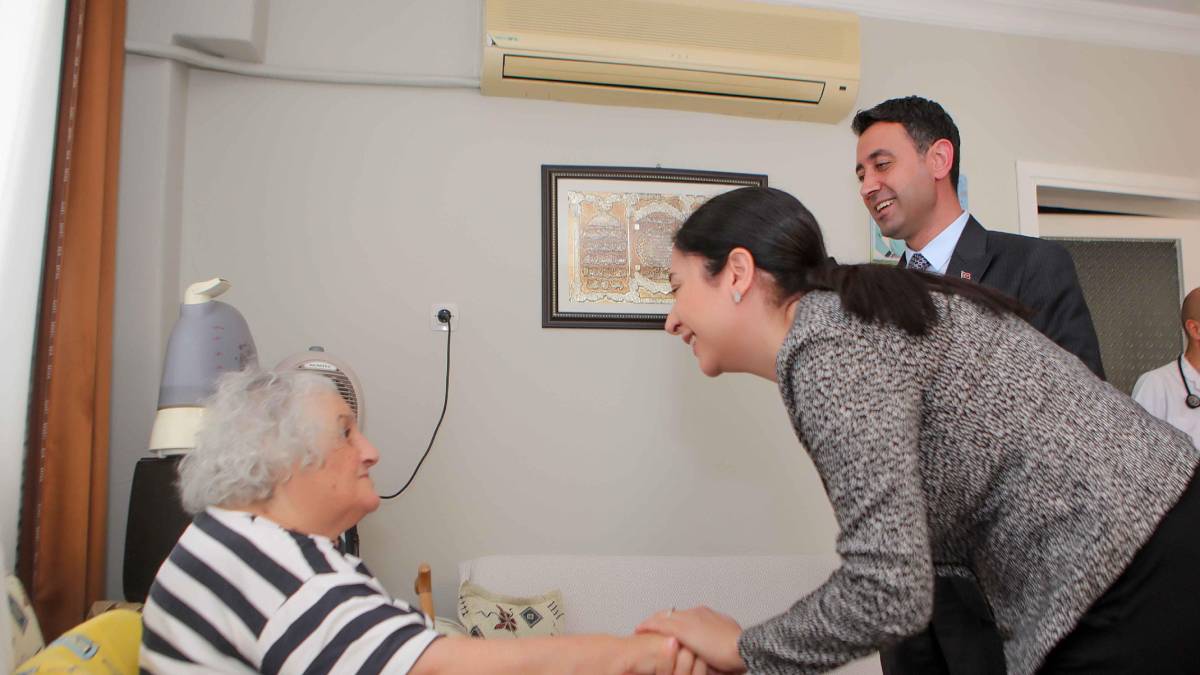 Bayraklı’da evde bakım hizmeti başladı