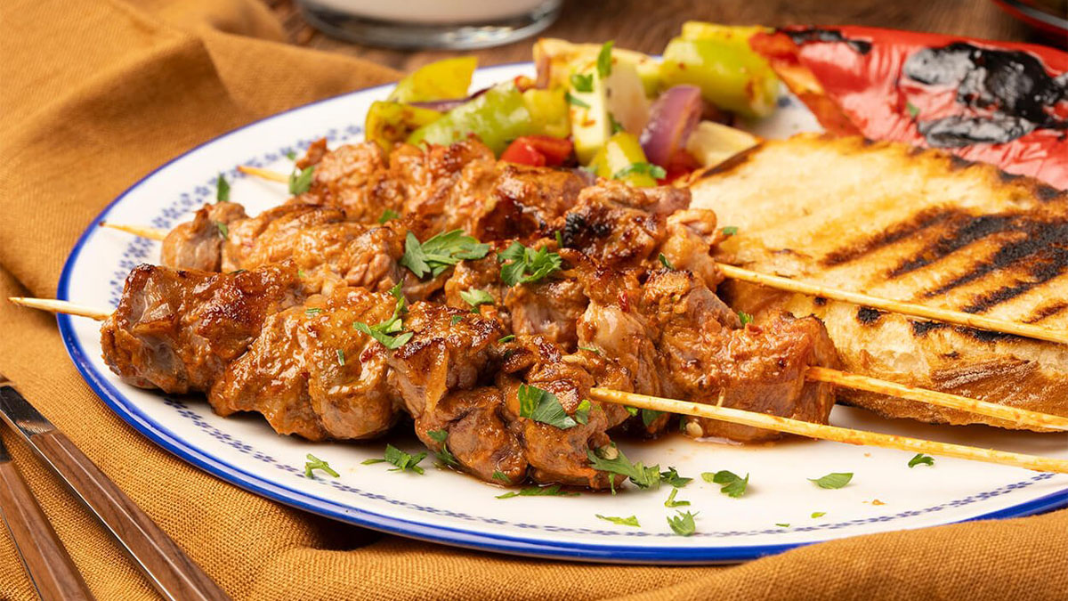 Kebapçılar bu sosu kalfalara bile söylemiyor! En lezzetli kuzu şiş terbiyesi... Tavada bile parmakları yediriyor