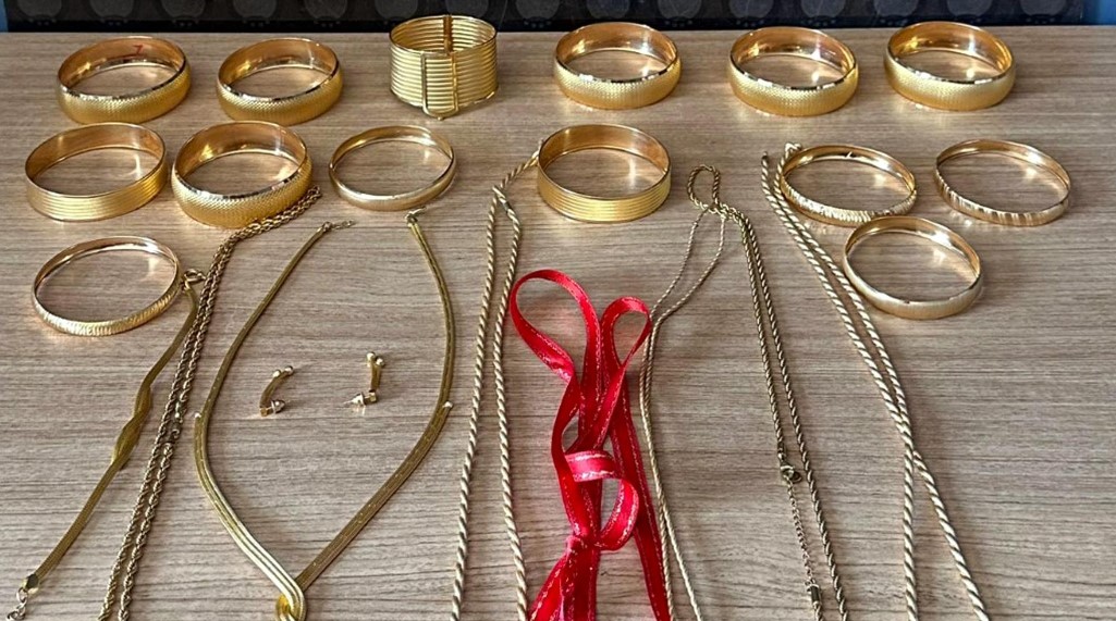 Çöpte bulunan ziynet eşya sahibine teslim edildi