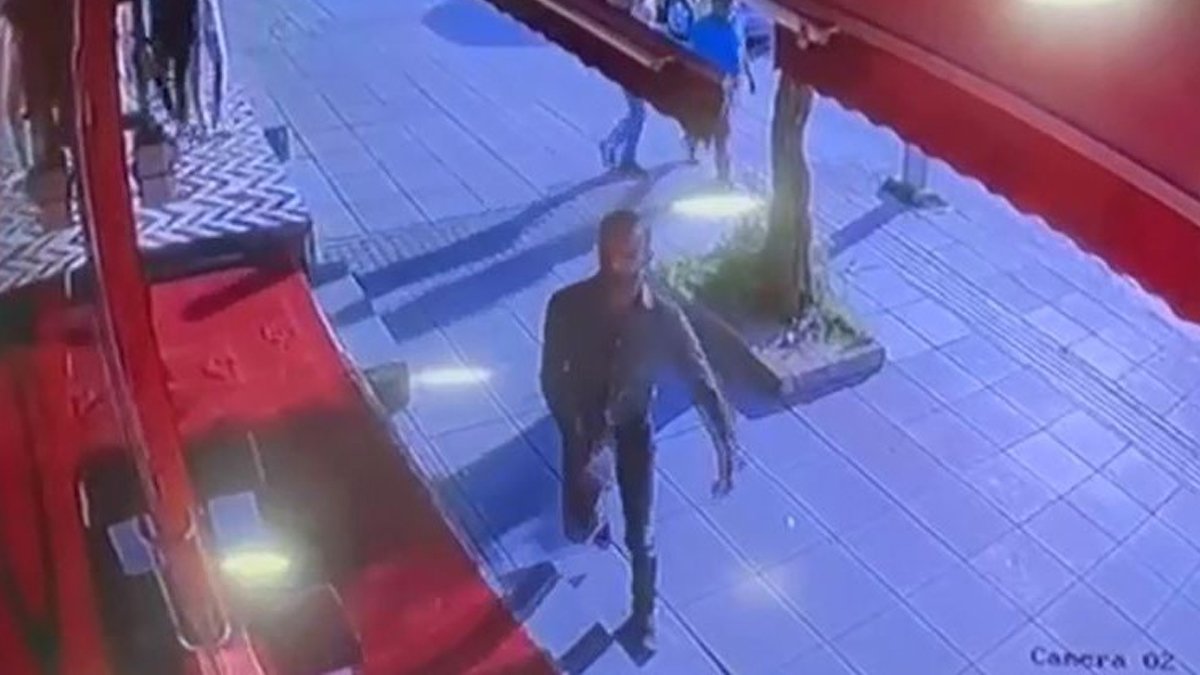 Cadde ortasında güpegündüz hırsızlık: Camı kırdı, telefonları çaldı, bıçakla tehditler savurdu