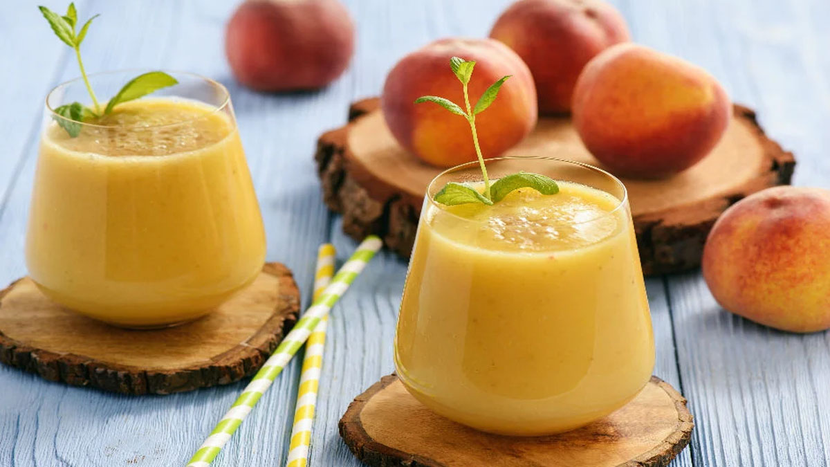 Evde 3 tane şeftali varsa deneyin! Sıcakta buz gibi serinletiyor, tadına doyulmuyor: Soğuk kahveyi bile solda bırakır